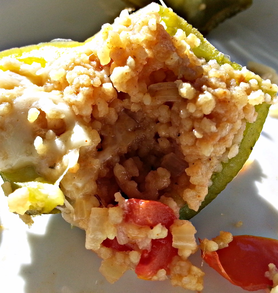 Gefüllte Paprika mit Bulgur: So lecker sieht die gefüllte Paprika aufgeschnitten aus.